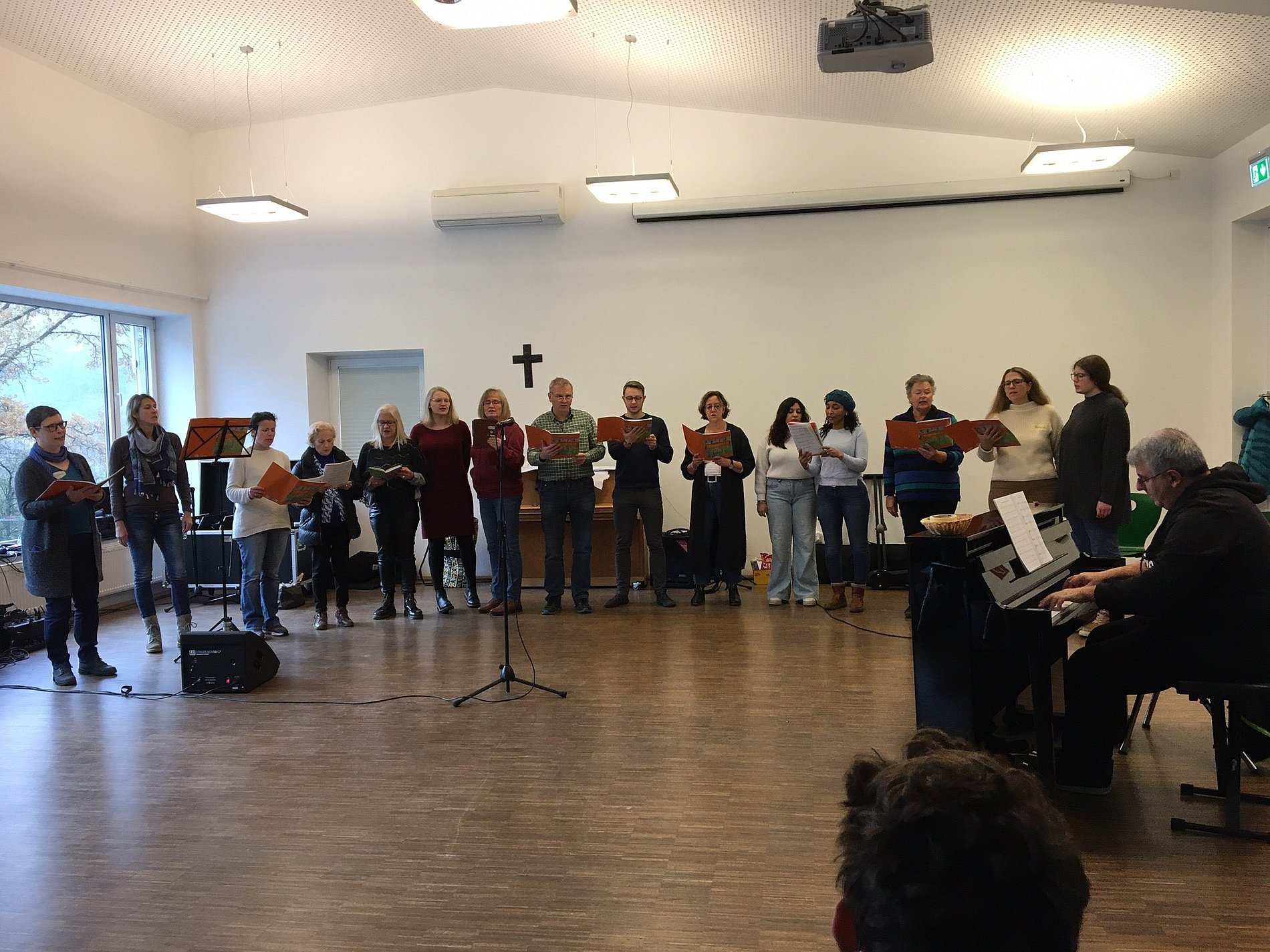 Mehrstimmiges Singen im Chor.