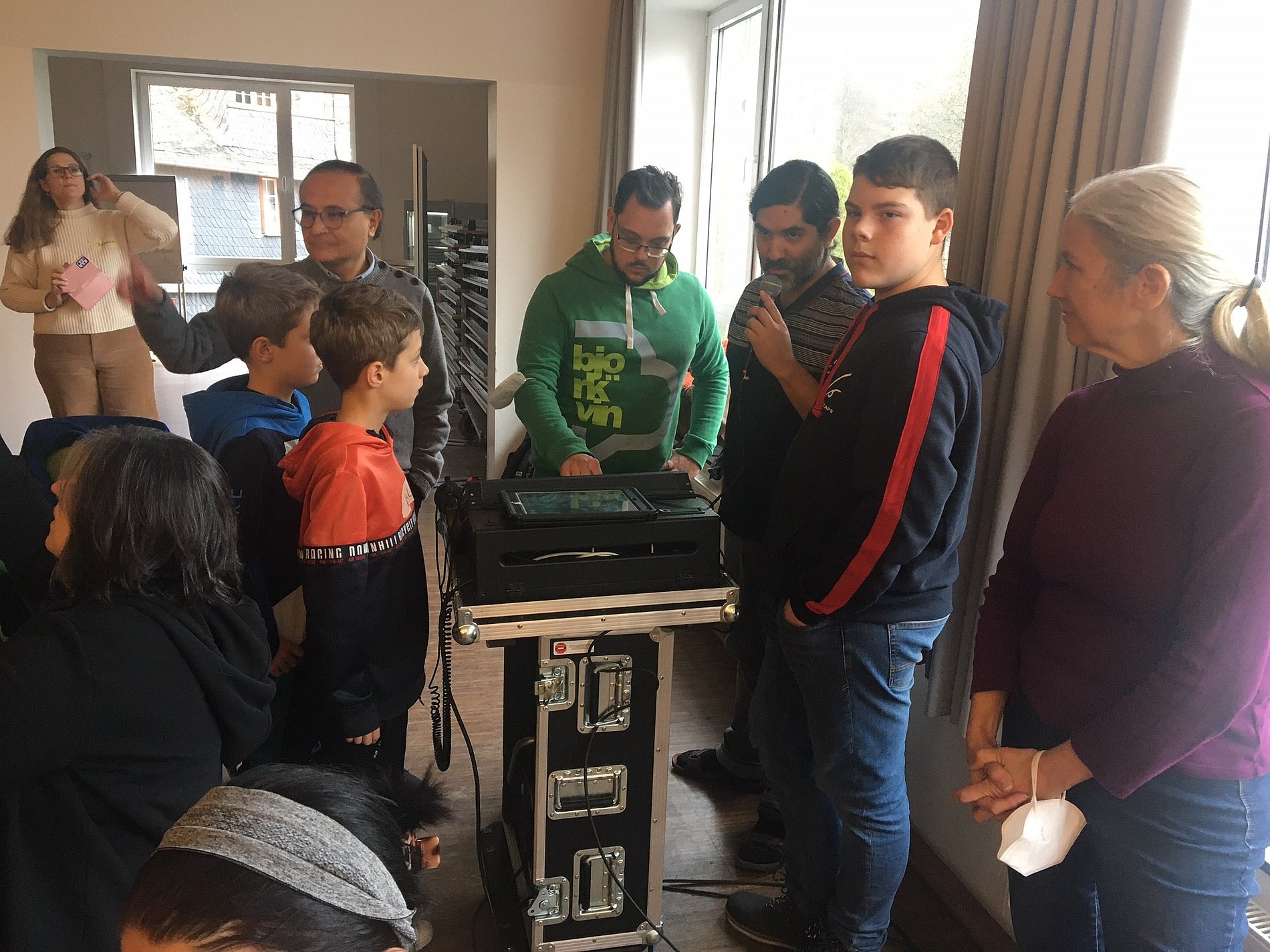 Die Teilnehmenden des Tontechnik-Workshops sind voll bei der Sache.