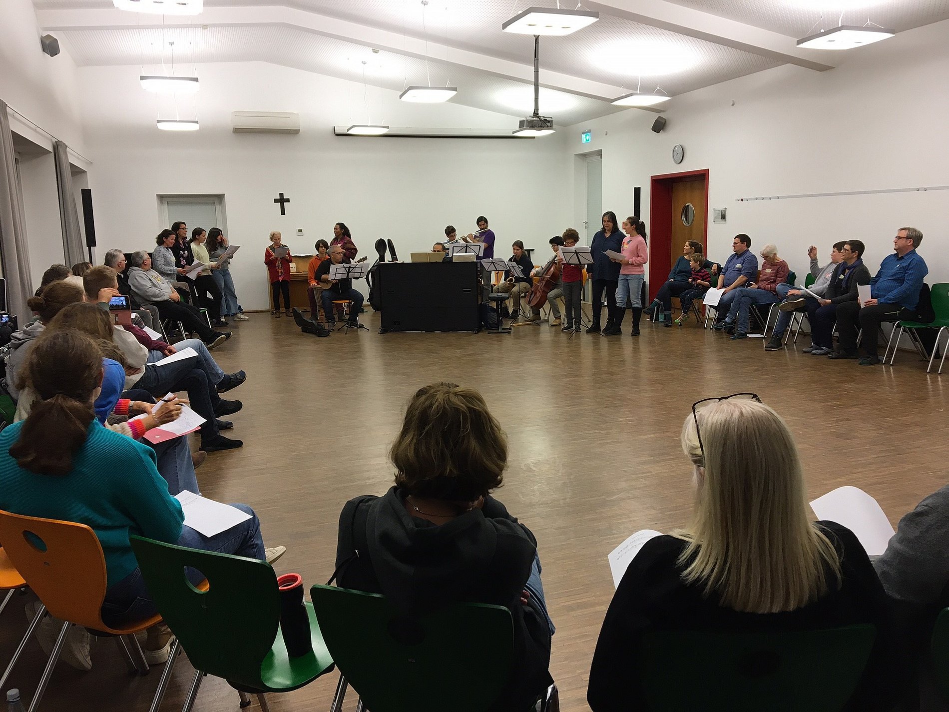 Das Plenum lauscht den Neukompositionen des Wochenendes.