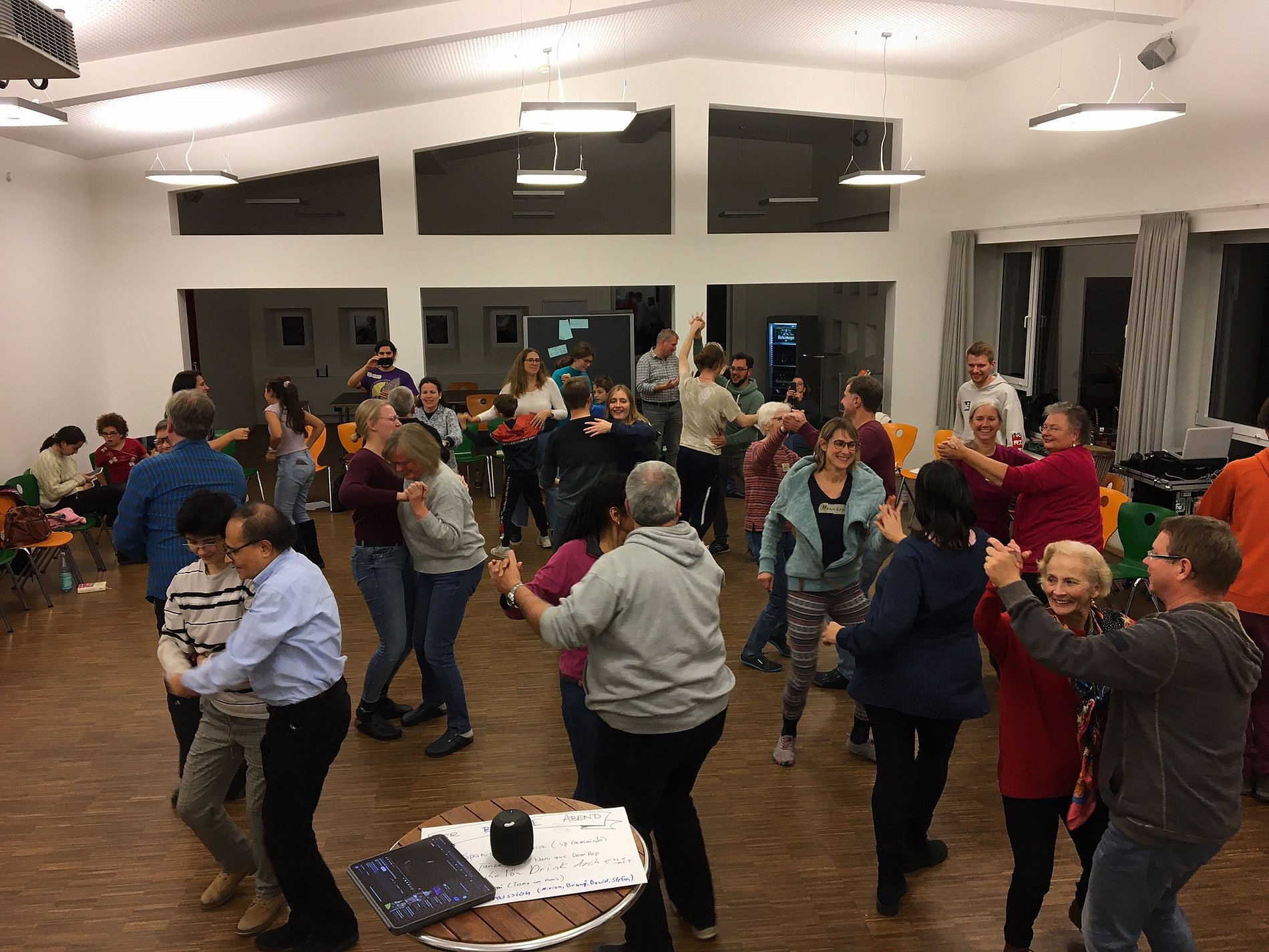 Die Ausgelassenheit ist groß beim bunten Abend mit interkulturellen Klängen.